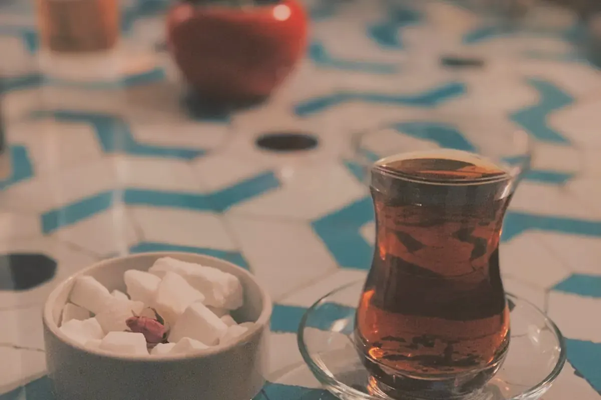 Türkischer Tee im Tulpenglas auf einem Kupfertablett