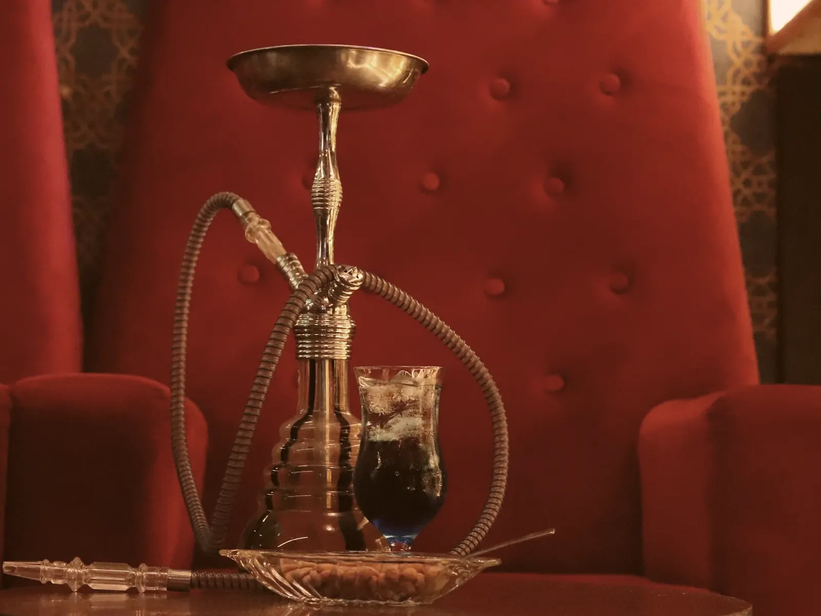 Shisha mit glühender Kohle im warmen Barlicht